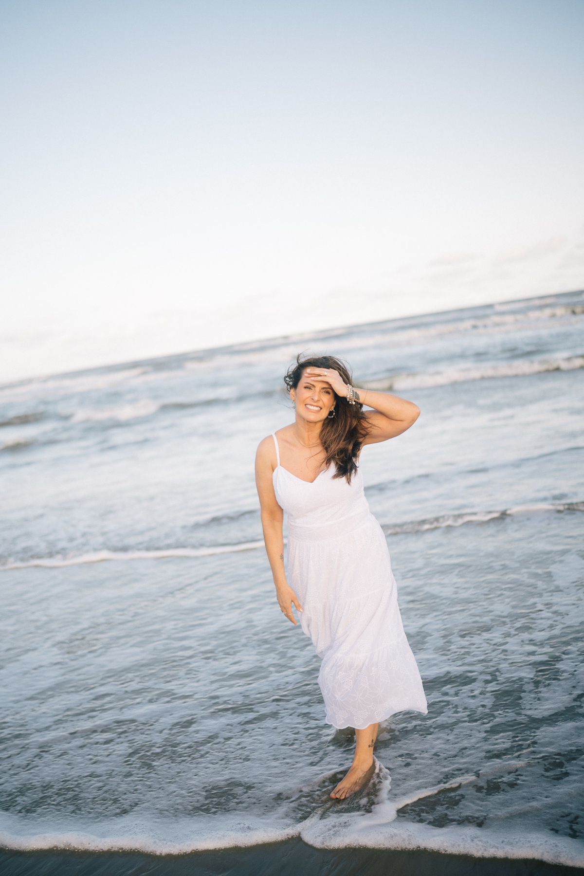 felipe-lopes-fotografia-fotografo-em-osorio-rio-grande-do-sul-ensaio-pessoal-de-aniversario-50-anos-feminino-externo-na-praia-leve-espontaneo-natural-descontraido-natureza-mulher-madura
