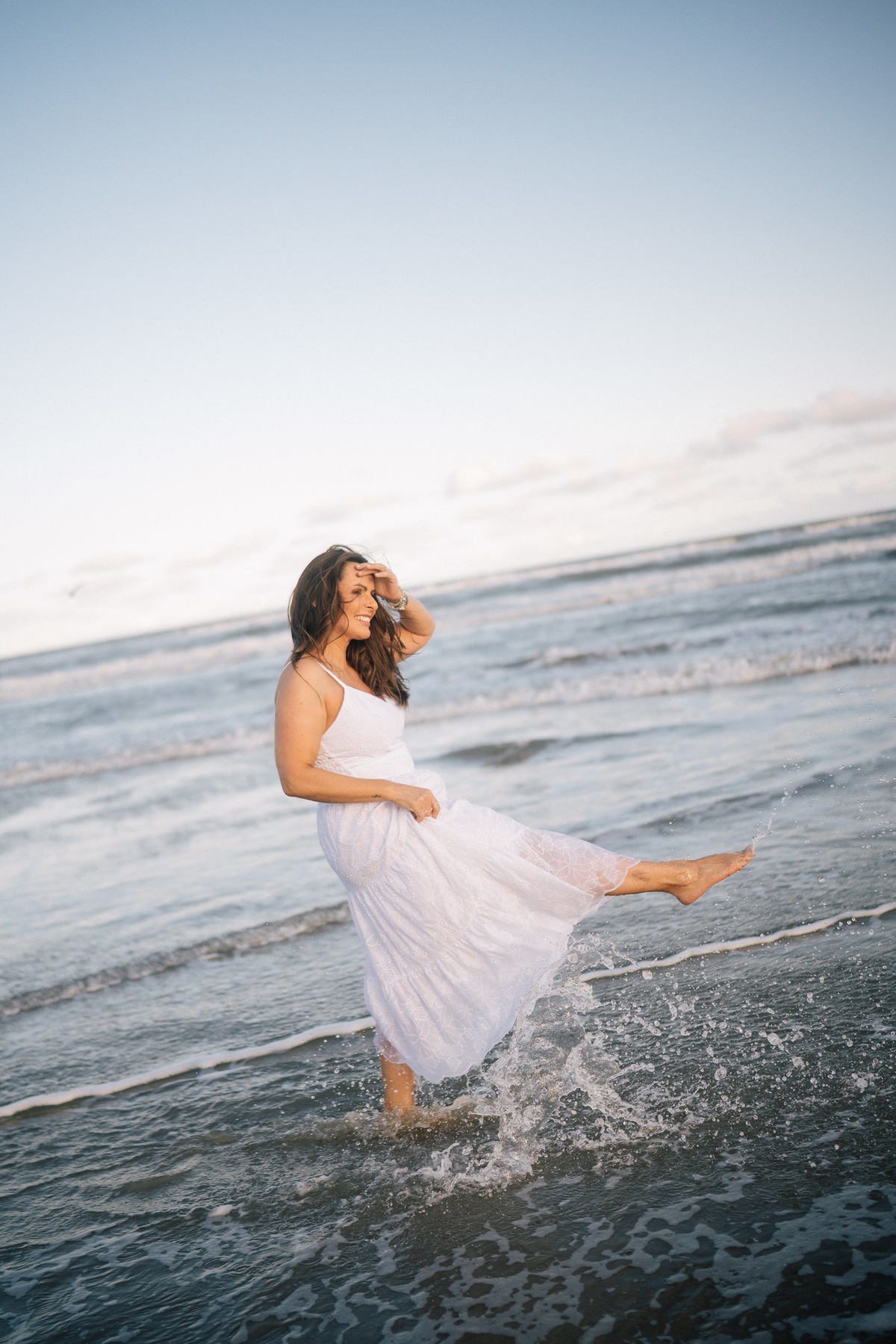 felipe-lopes-fotografia-fotografo-em-osorio-rio-grande-do-sul-ensaio-pessoal-de-aniversario-50-anos-feminino-externo-na-praia-leve-espontaneo-natural-descontraido-natureza-mulher-madura