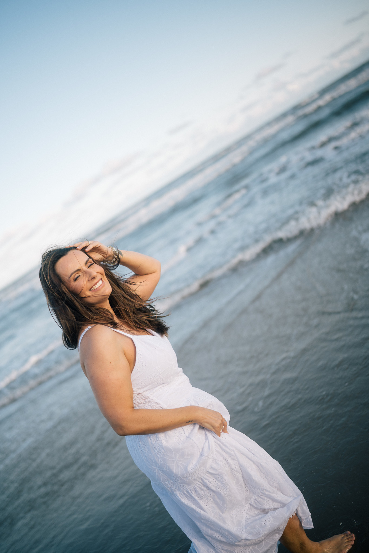 felipe-lopes-fotografia-fotografo-em-osorio-rio-grande-do-sul-ensaio-pessoal-de-aniversario-50-anos-feminino-externo-na-praia-leve-espontaneo-natural-descontraido-natureza-mulher-madura