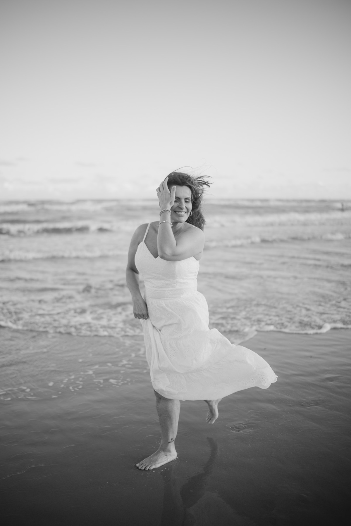 felipe-lopes-fotografia-fotografo-em-osorio-rio-grande-do-sul-ensaio-pessoal-de-aniversario-50-anos-feminino-externo-na-praia-leve-espontaneo-natural-descontraido-natureza-mulher-madura