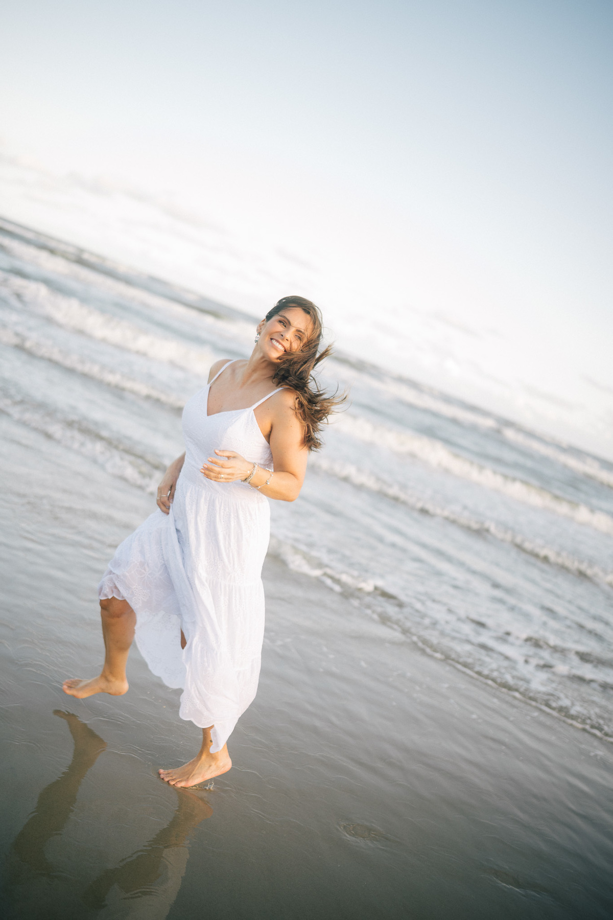 felipe-lopes-fotografia-fotografo-em-osorio-rio-grande-do-sul-ensaio-pessoal-de-aniversario-50-anos-feminino-externo-na-praia-leve-espontaneo-natural-descontraido-natureza-mulher-madura
