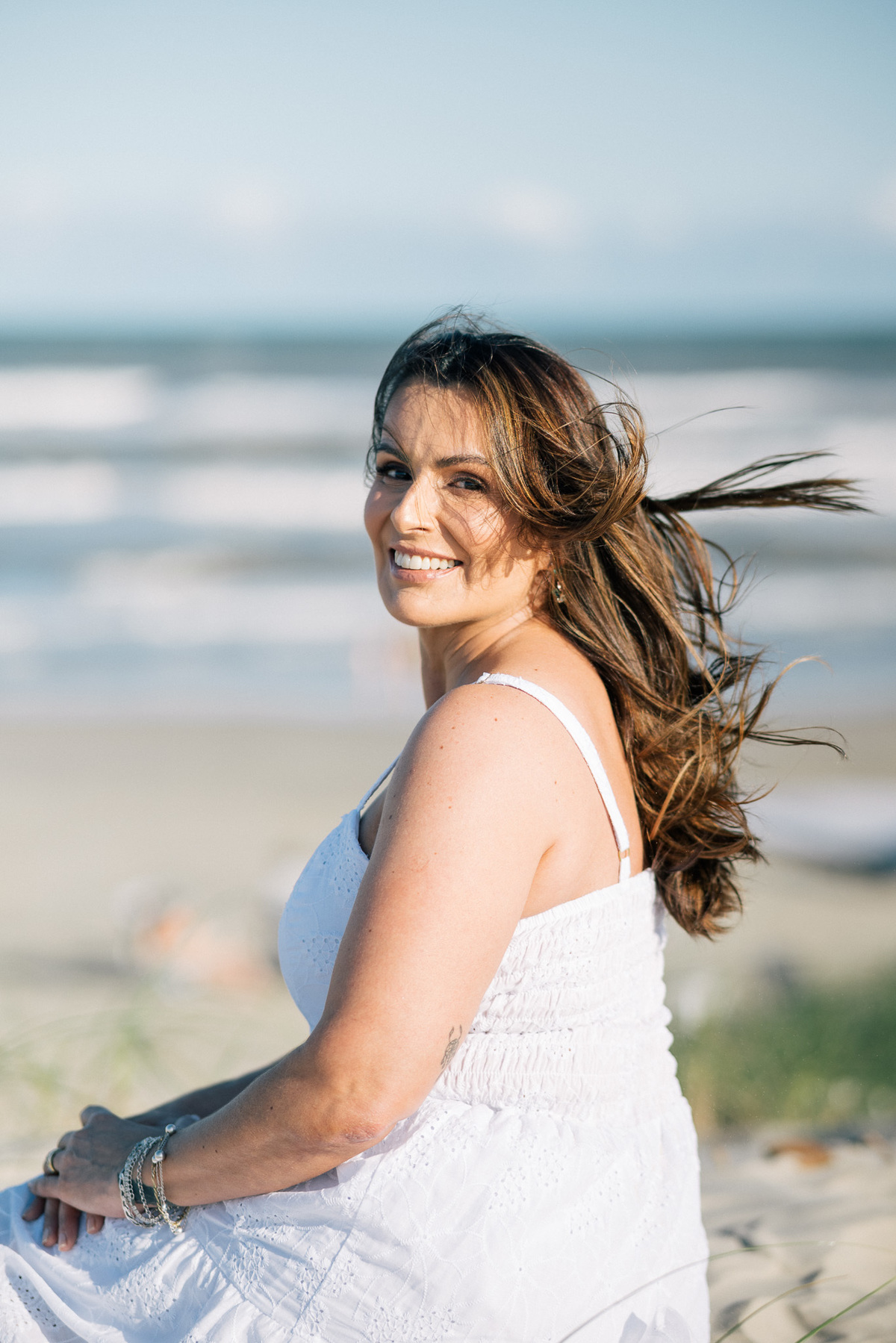 felipe-lopes-fotografia-fotografo-em-osorio-rio-grande-do-sul-ensaio-pessoal-de-aniversario-50-anos-feminino-externo-na-praia-leve-espontaneo-natural-descontraido-natureza-mulher-madura