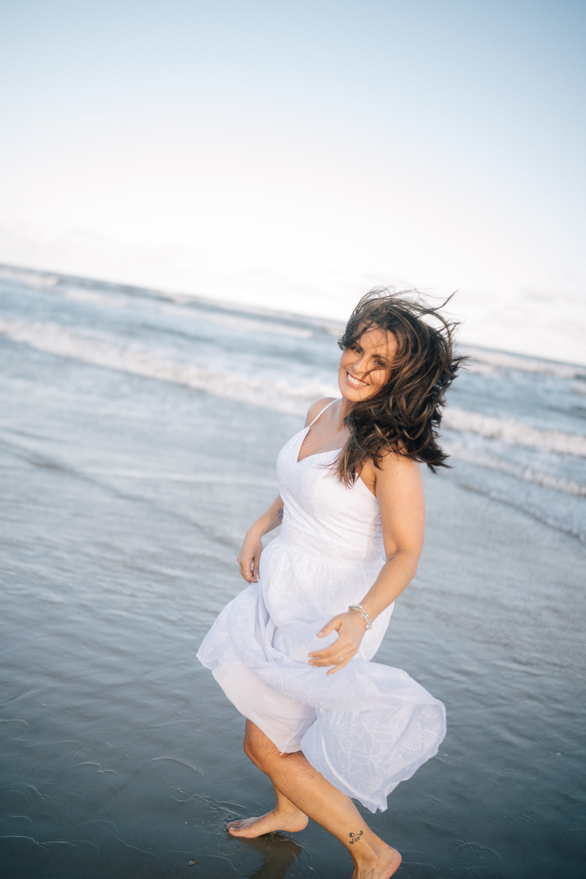 felipe-lopes-fotografia-fotografo-em-osorio-rio-grande-do-sul-ensaio-pessoal-de-aniversario-50-anos-feminino-externo-na-praia-leve-espontaneo-natural-descontraido-natureza-mulher-madura