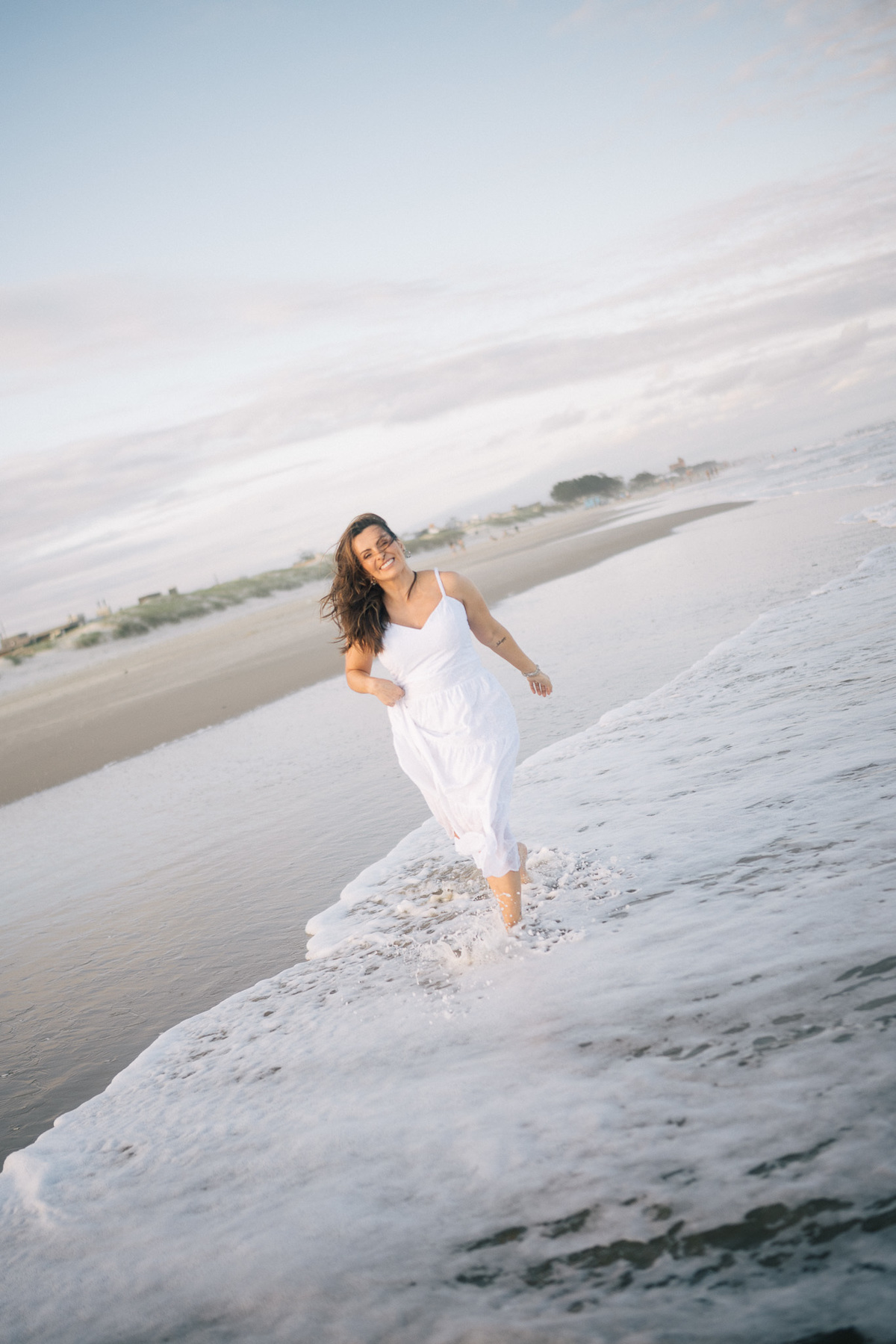 felipe-lopes-fotografia-fotografo-em-osorio-rio-grande-do-sul-ensaio-pessoal-de-aniversario-50-anos-feminino-externo-na-praia-leve-espontaneo-natural-descontraido-natureza-mulher-madura