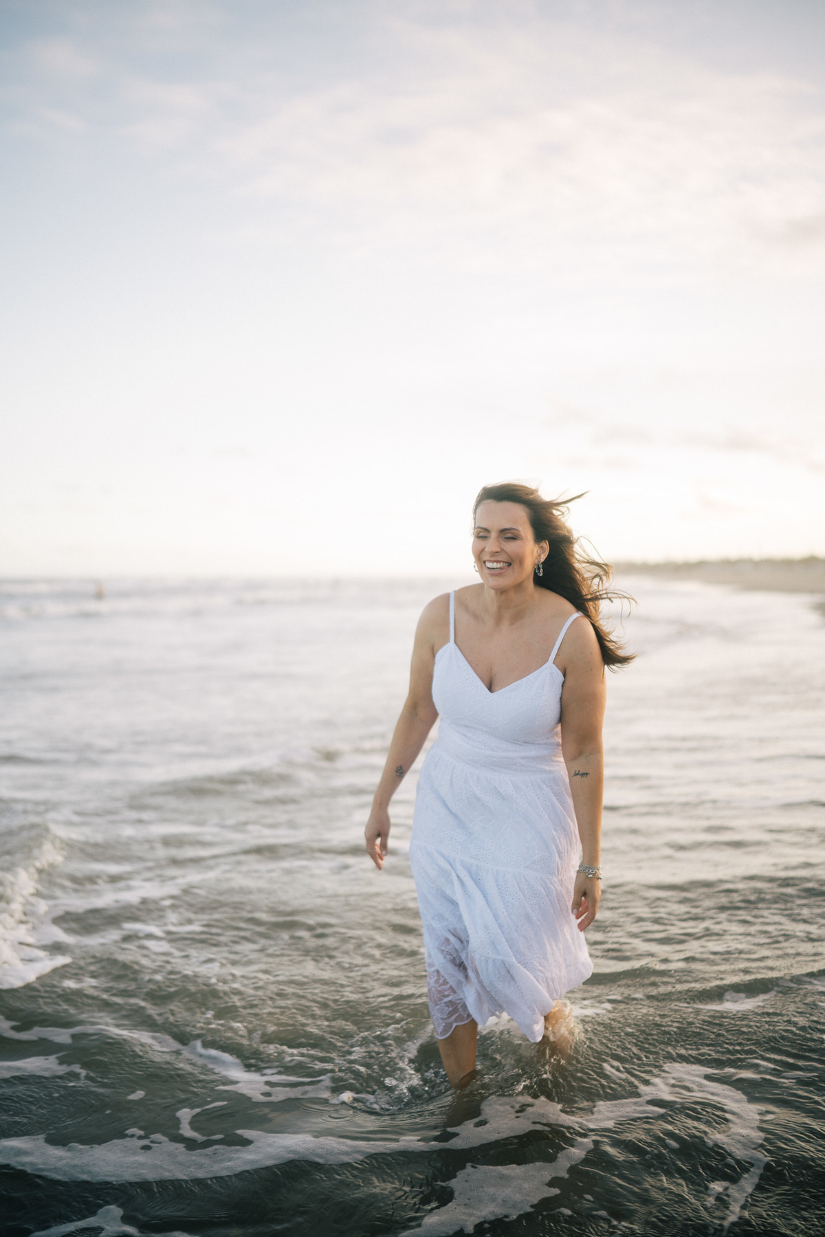 felipe-lopes-fotografia-fotografo-em-osorio-rio-grande-do-sul-ensaio-pessoal-de-aniversario-50-anos-feminino-externo-na-praia-leve-espontaneo-natural-descontraido-natureza-mulher-madura