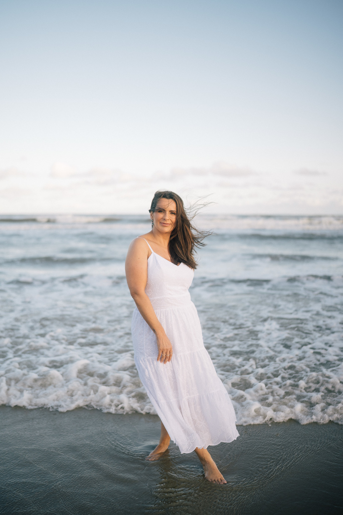 felipe-lopes-fotografia-fotografo-em-osorio-rio-grande-do-sul-ensaio-pessoal-de-aniversario-50-anos-feminino-externo-na-praia-leve-espontaneo-natural-descontraido-natureza-mulher-madura