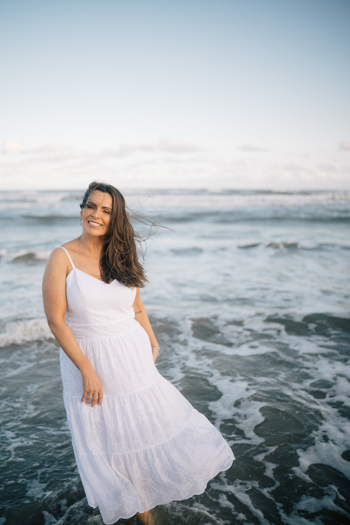 felipe-lopes-fotografia-fotografo-em-osorio-rio-grande-do-sul-ensaio-pessoal-de-aniversario-50-anos-feminino-externo-na-praia-leve-espontaneo-natural-descontraido-natureza-mulher-madura