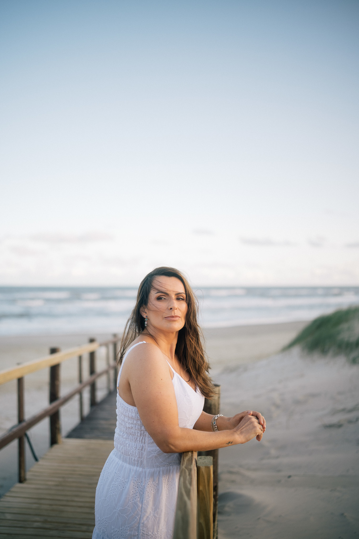 felipe-lopes-fotografia-fotografo-em-osorio-rio-grande-do-sul-ensaio-pessoal-de-aniversario-50-anos-feminino-externo-na-praia-leve-espontaneo-natural-descontraido-natureza-mulher-madura