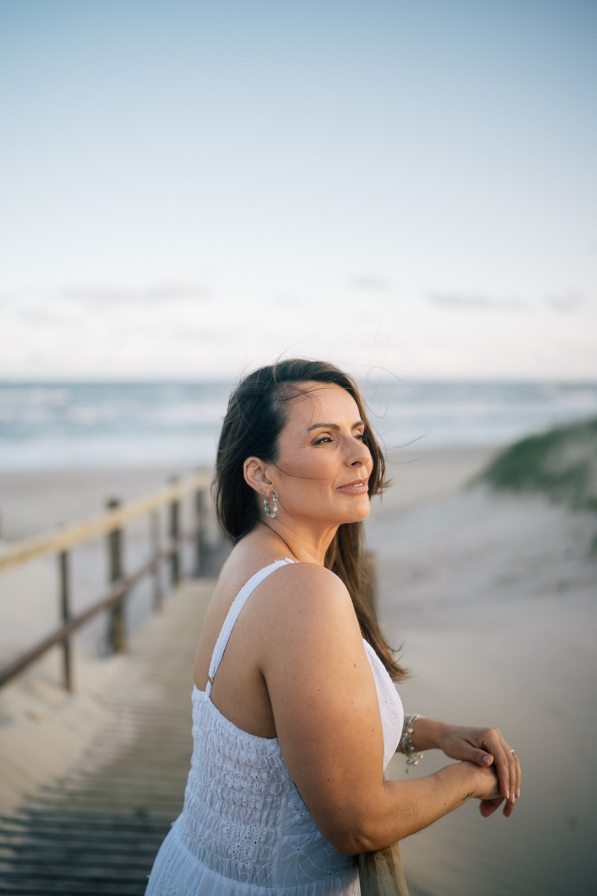 felipe-lopes-fotografia-fotografo-em-osorio-rio-grande-do-sul-ensaio-pessoal-de-aniversario-50-anos-feminino-externo-na-praia-leve-espontaneo-natural-descontraido-natureza-mulher-madura