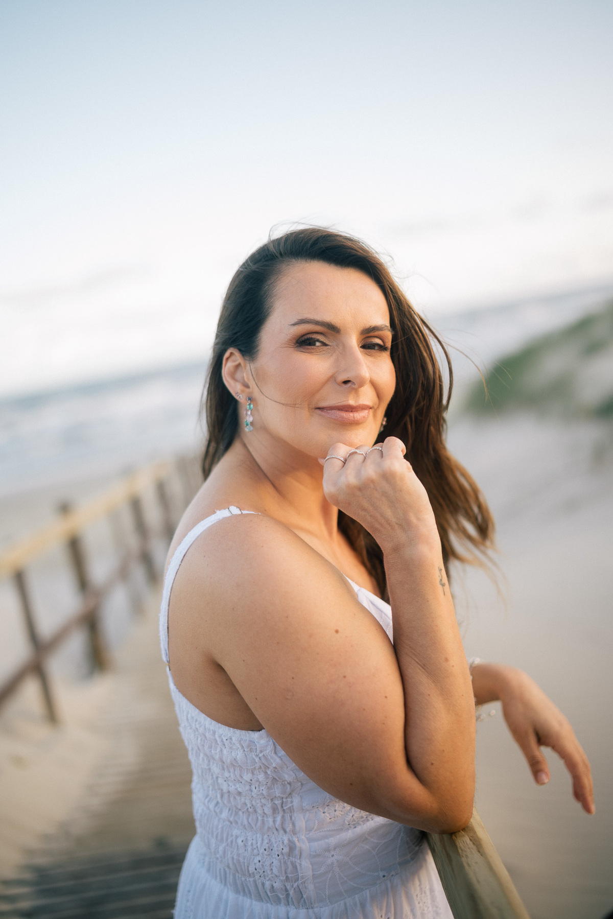 felipe-lopes-fotografia-fotografo-em-osorio-rio-grande-do-sul-ensaio-pessoal-de-aniversario-50-anos-feminino-externo-na-praia-leve-espontaneo-natural-descontraido-natureza-mulher-madura