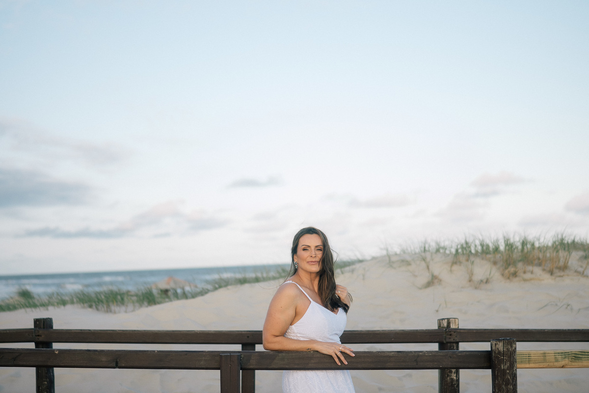 felipe-lopes-fotografia-fotografo-em-osorio-rio-grande-do-sul-ensaio-pessoal-de-aniversario-50-anos-feminino-externo-na-praia-leve-espontaneo-natural-descontraido-natureza-mulher-madura