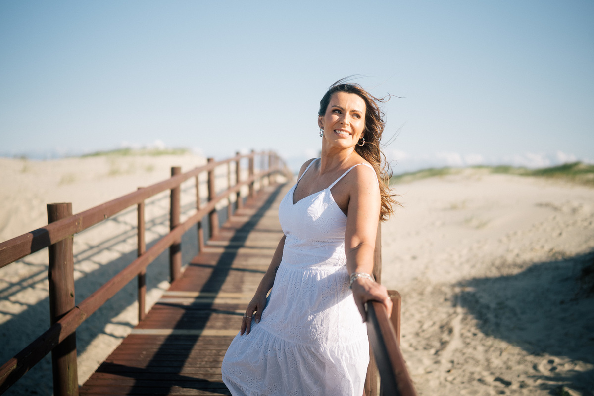 felipe-lopes-fotografia-fotografo-em-osorio-rio-grande-do-sul-ensaio-pessoal-de-aniversario-50-anos-feminino-externo-na-praia-leve-espontaneo-natural-descontraido-natureza-mulher-madura
