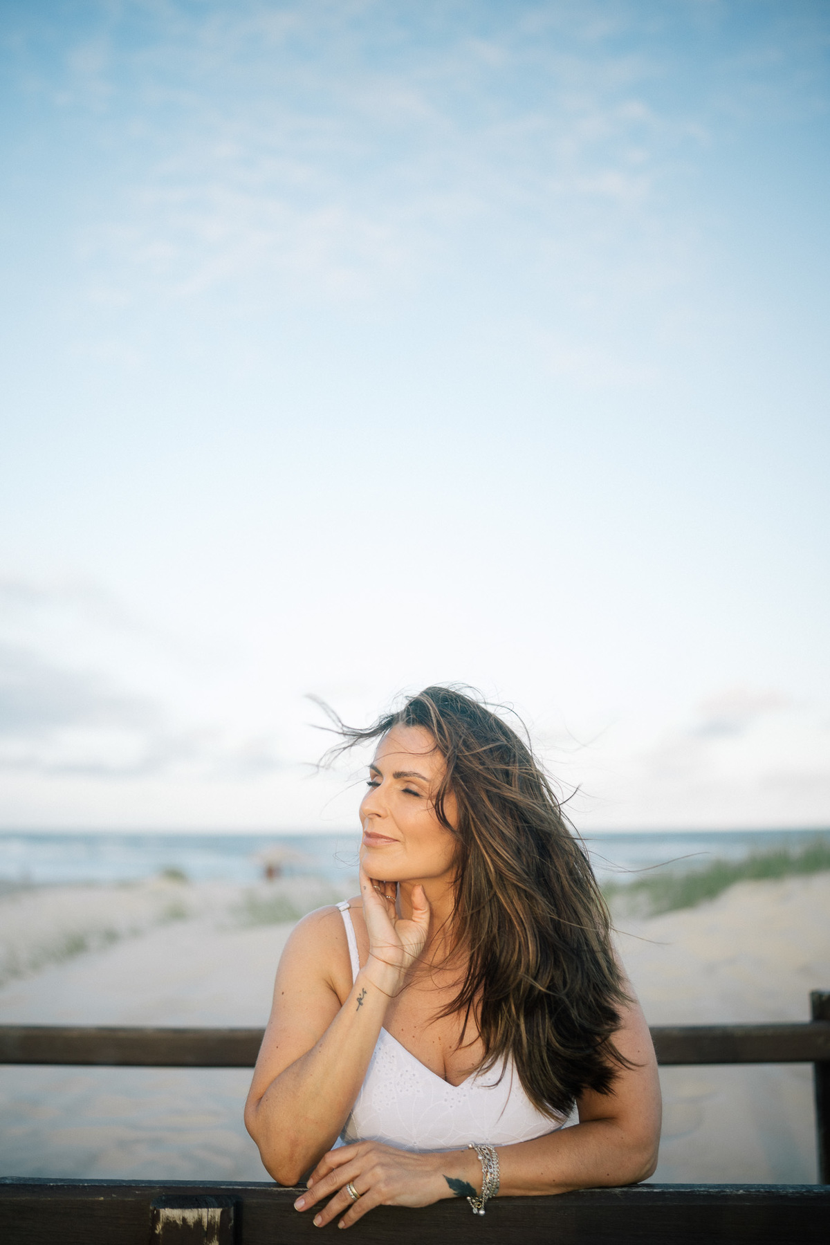 felipe-lopes-fotografia-fotografo-em-osorio-rio-grande-do-sul-ensaio-pessoal-de-aniversario-50-anos-feminino-externo-na-praia-leve-espontaneo-natural-descontraido-natureza-mulher-madura
