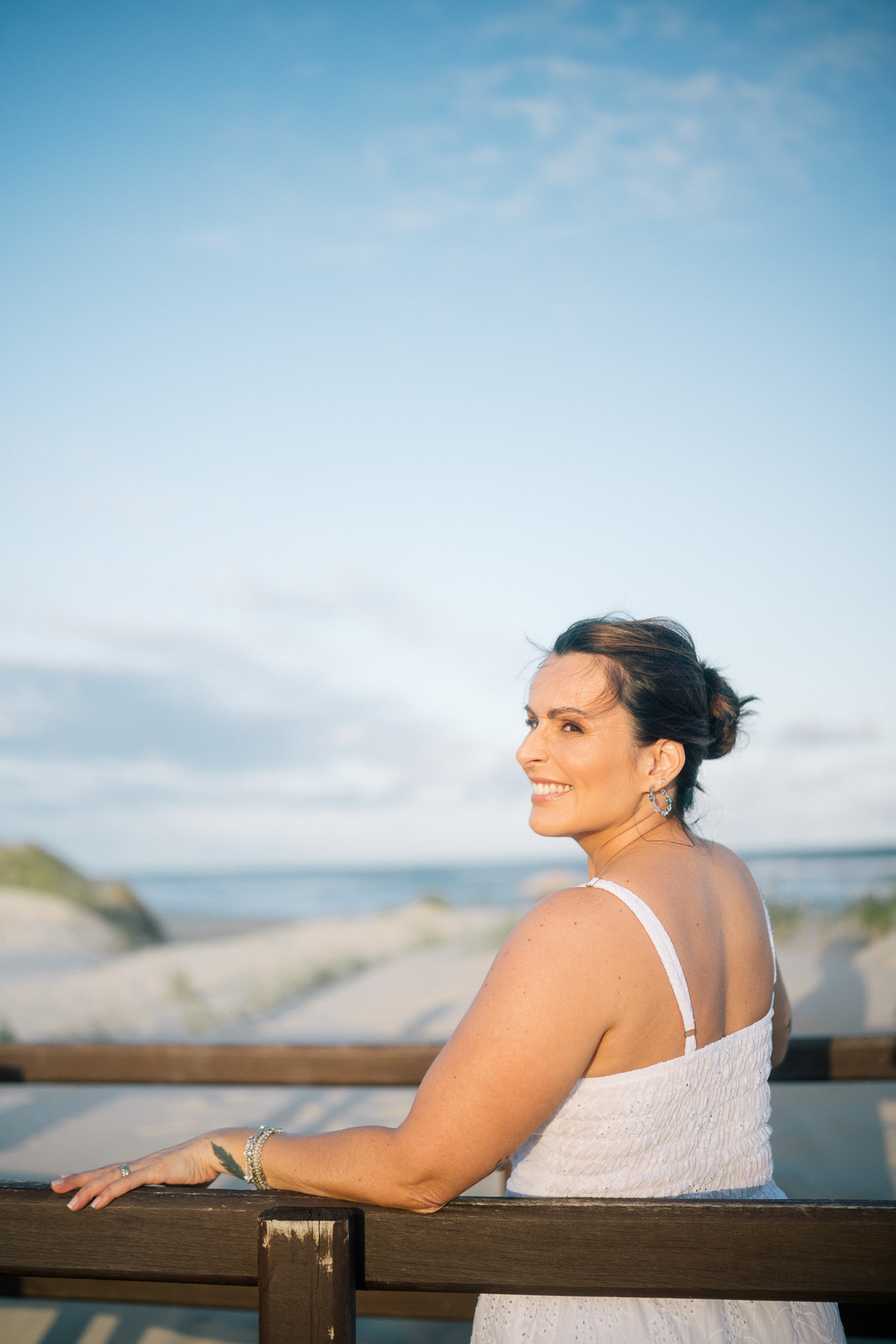 felipe-lopes-fotografia-fotografo-em-osorio-rio-grande-do-sul-ensaio-pessoal-de-aniversario-50-anos-feminino-externo-na-praia-leve-espontaneo-natural-descontraido-natureza-mulher-madura