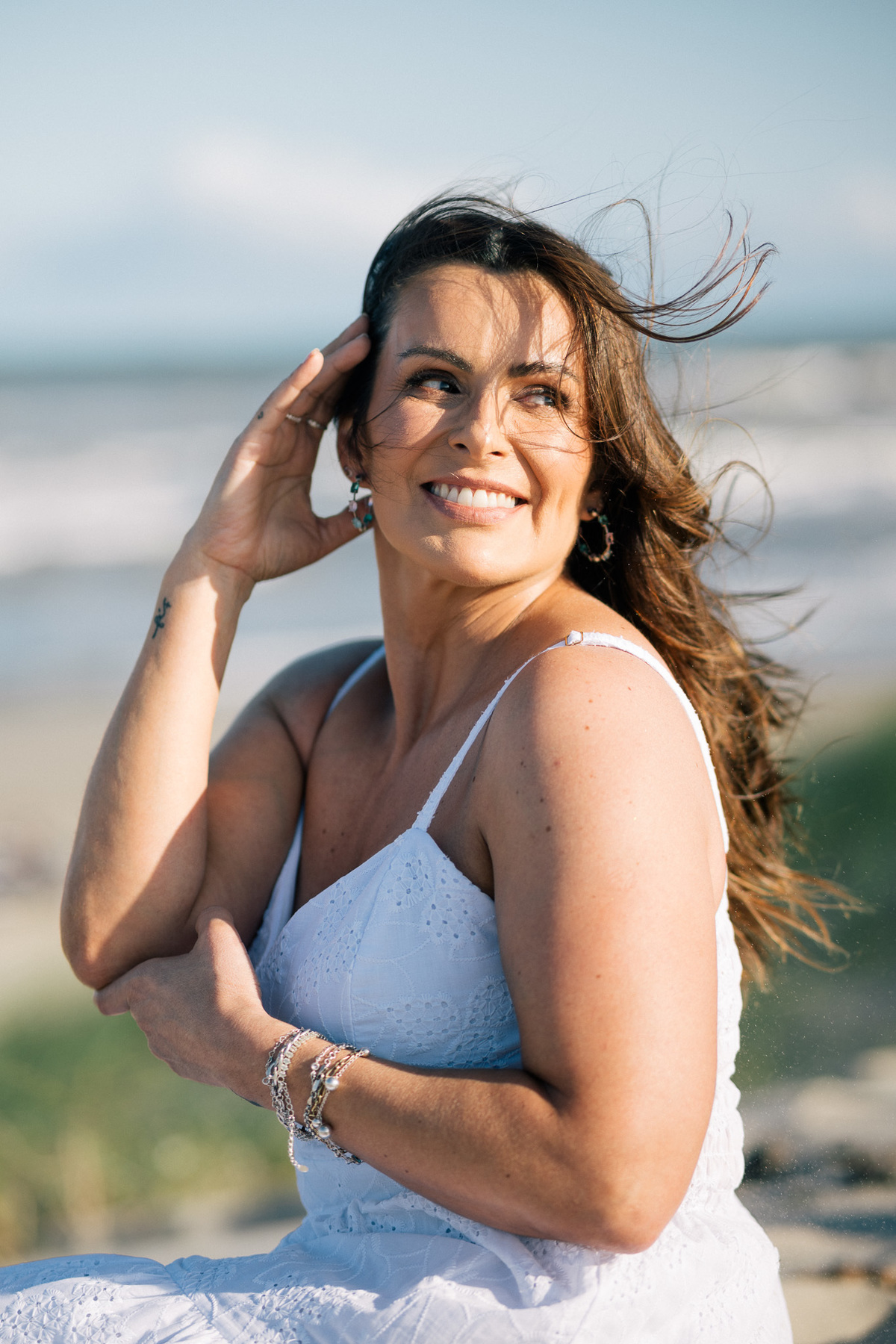 felipe-lopes-fotografia-fotografo-em-osorio-rio-grande-do-sul-ensaio-pessoal-de-aniversario-50-anos-feminino-externo-na-praia-leve-espontaneo-natural-descontraido-natureza-mulher-madura