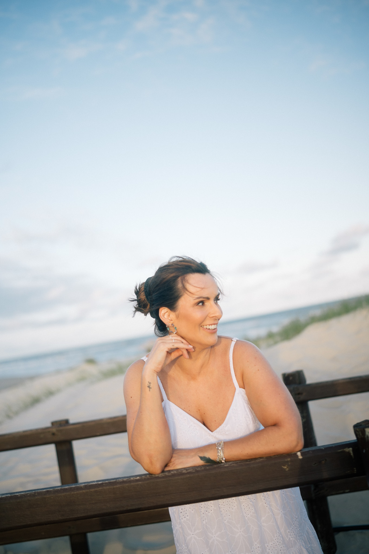 felipe-lopes-fotografia-fotografo-em-osorio-rio-grande-do-sul-ensaio-pessoal-de-aniversario-50-anos-feminino-externo-na-praia-leve-espontaneo-natural-descontraido-natureza-mulher-madura
