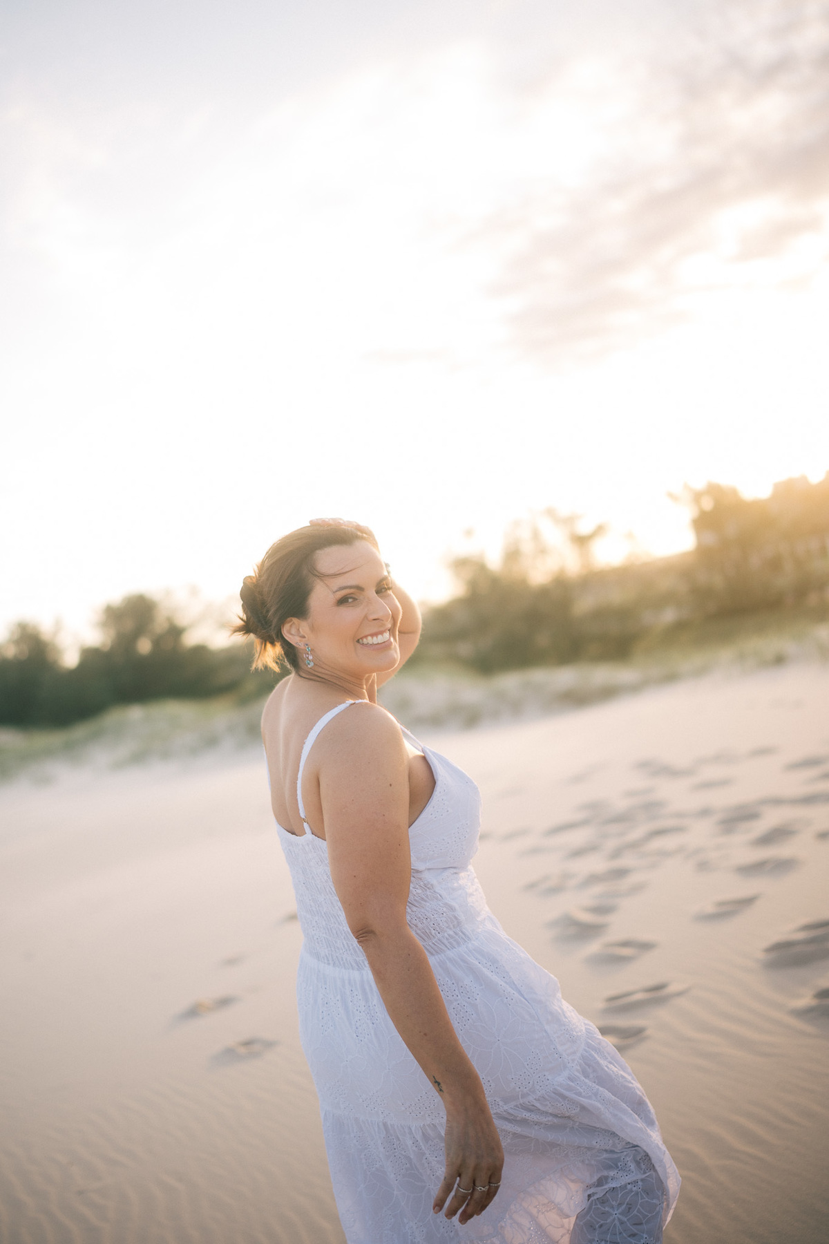 felipe-lopes-fotografia-fotografo-em-osorio-rio-grande-do-sul-ensaio-pessoal-de-aniversario-50-anos-feminino-externo-na-praia-leve-espontaneo-natural-descontraido-natureza-mulher-madura
