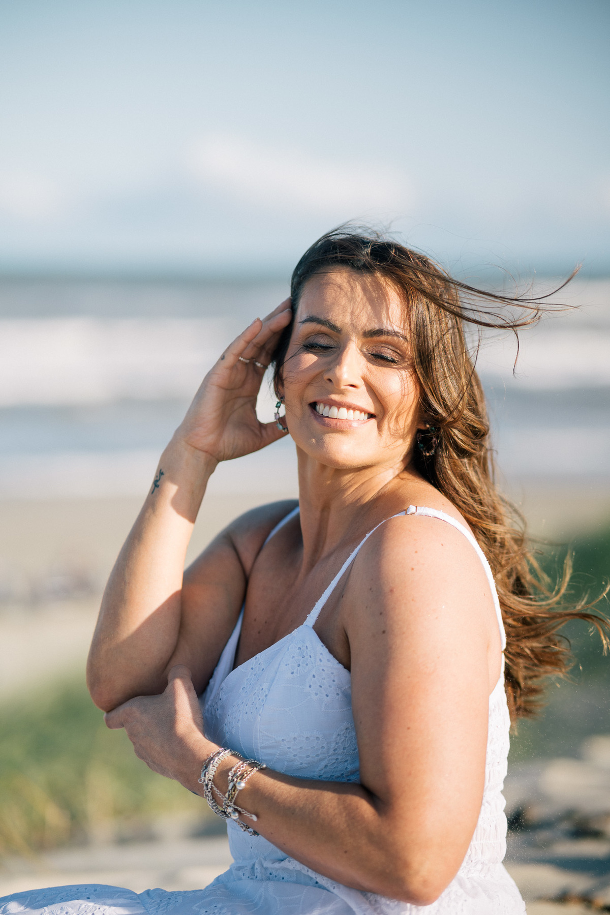 felipe-lopes-fotografia-fotografo-em-osorio-rio-grande-do-sul-ensaio-pessoal-de-aniversario-50-anos-feminino-externo-na-praia-leve-espontaneo-natural-descontraido-natureza-mulher-madura
