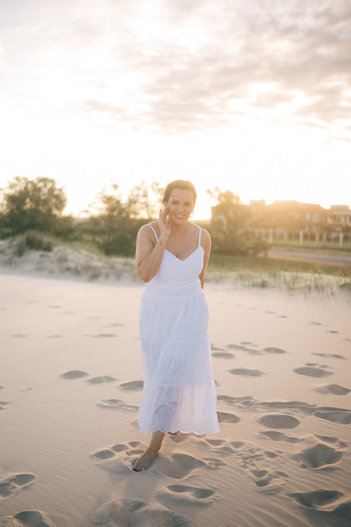 felipe-lopes-fotografia-fotografo-em-osorio-rio-grande-do-sul-ensaio-pessoal-de-aniversario-50-anos-feminino-externo-na-praia-leve-espontaneo-natural-descontraido-natureza-mulher-madura