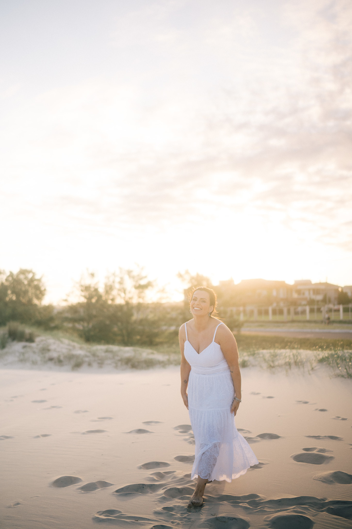felipe-lopes-fotografia-fotografo-em-osorio-rio-grande-do-sul-ensaio-pessoal-de-aniversario-50-anos-feminino-externo-na-praia-leve-espontaneo-natural-descontraido-natureza-mulher-madura