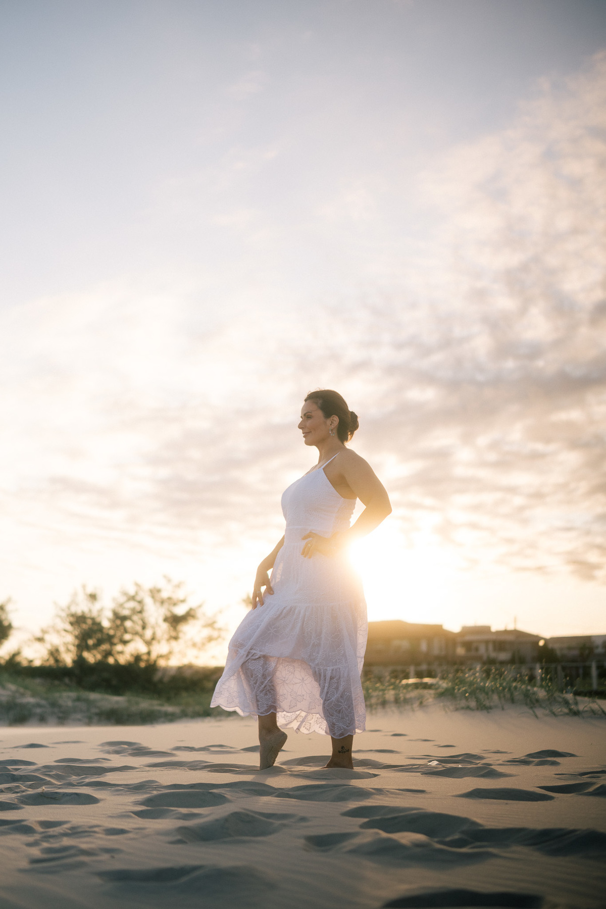 felipe-lopes-fotografia-fotografo-em-osorio-rio-grande-do-sul-ensaio-pessoal-de-aniversario-50-anos-feminino-externo-na-praia-leve-espontaneo-natural-descontraido-natureza-mulher-madura