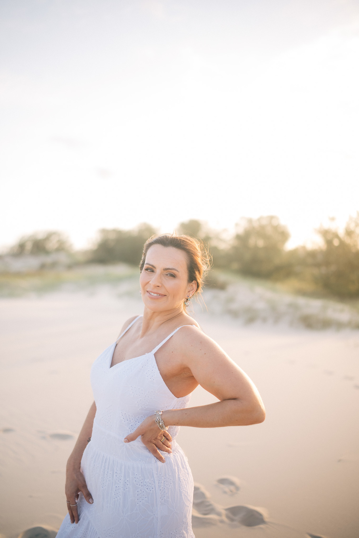 felipe-lopes-fotografia-fotografo-em-osorio-rio-grande-do-sul-ensaio-pessoal-de-aniversario-50-anos-feminino-externo-na-praia-leve-espontaneo-natural-descontraido-natureza-mulher-madura