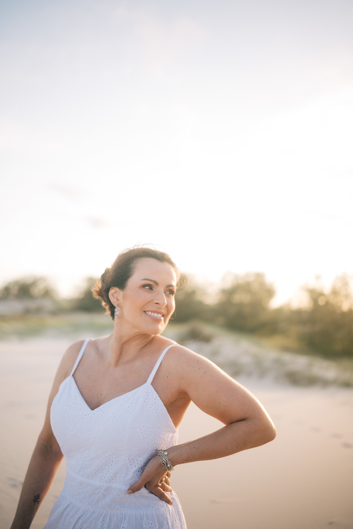 felipe-lopes-fotografia-fotografo-em-osorio-rio-grande-do-sul-ensaio-pessoal-de-aniversario-50-anos-feminino-externo-na-praia-leve-espontaneo-natural-descontraido-natureza-mulher-madura