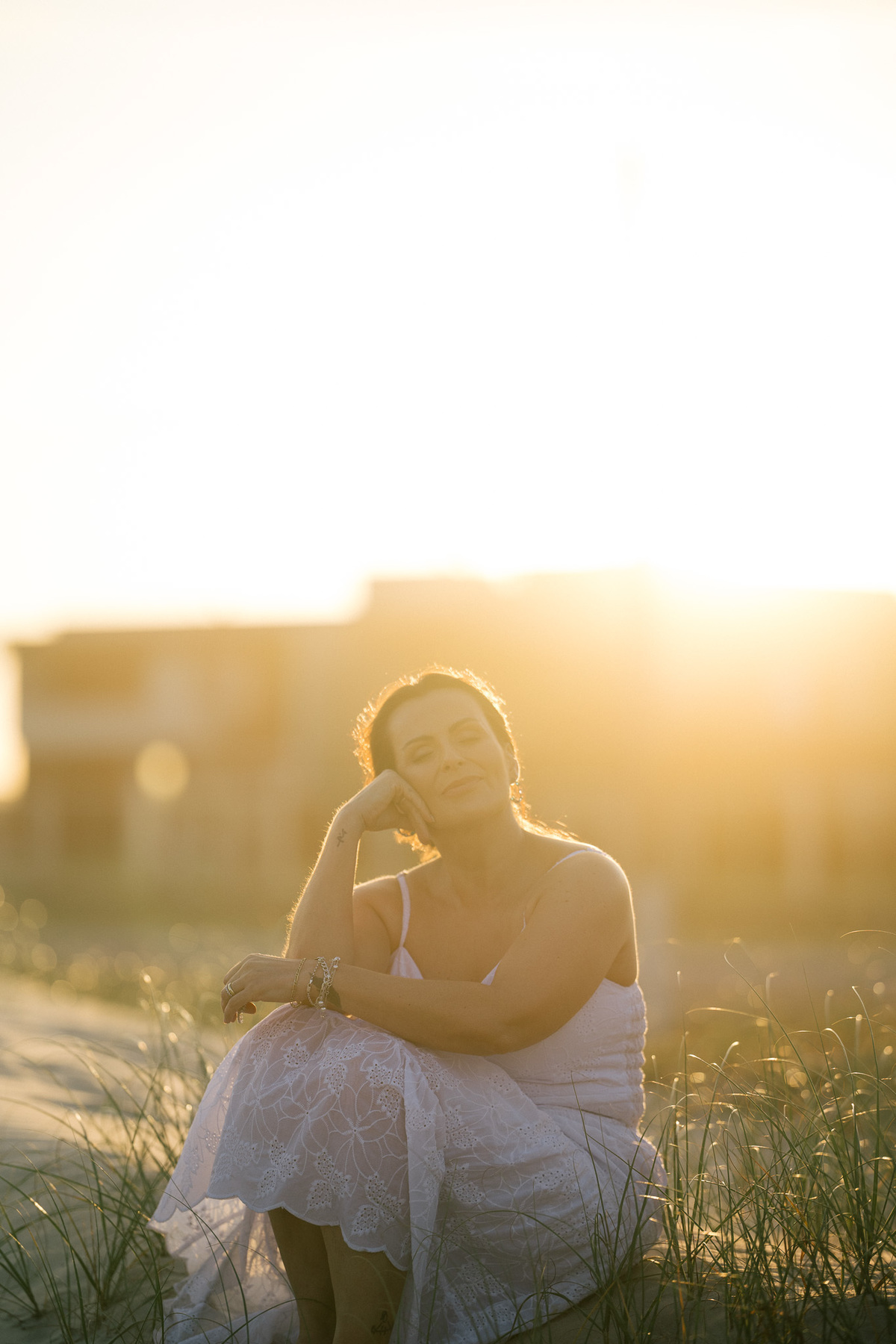 felipe-lopes-fotografia-fotografo-em-osorio-rio-grande-do-sul-ensaio-pessoal-de-aniversario-50-anos-feminino-externo-na-praia-leve-espontaneo-natural-descontraido-natureza-mulher-madura