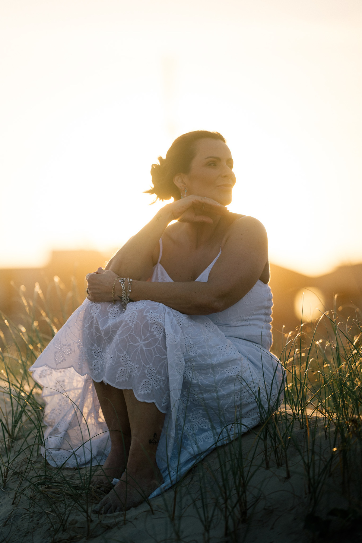 felipe-lopes-fotografia-fotografo-em-osorio-rio-grande-do-sul-ensaio-pessoal-de-aniversario-50-anos-feminino-externo-na-praia-leve-espontaneo-natural-descontraido-natureza-mulher-madura