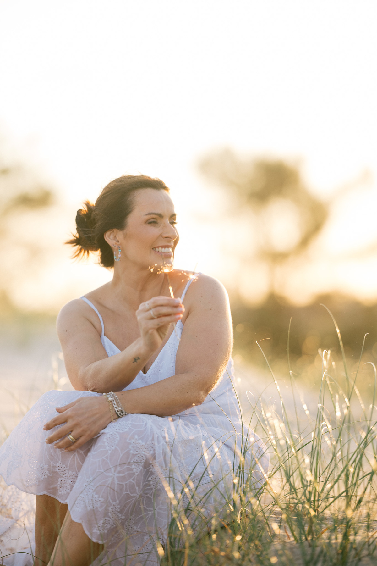 felipe-lopes-fotografia-fotografo-em-osorio-rio-grande-do-sul-ensaio-pessoal-de-aniversario-50-anos-feminino-externo-na-praia-leve-espontaneo-natural-descontraido-natureza-mulher-madura