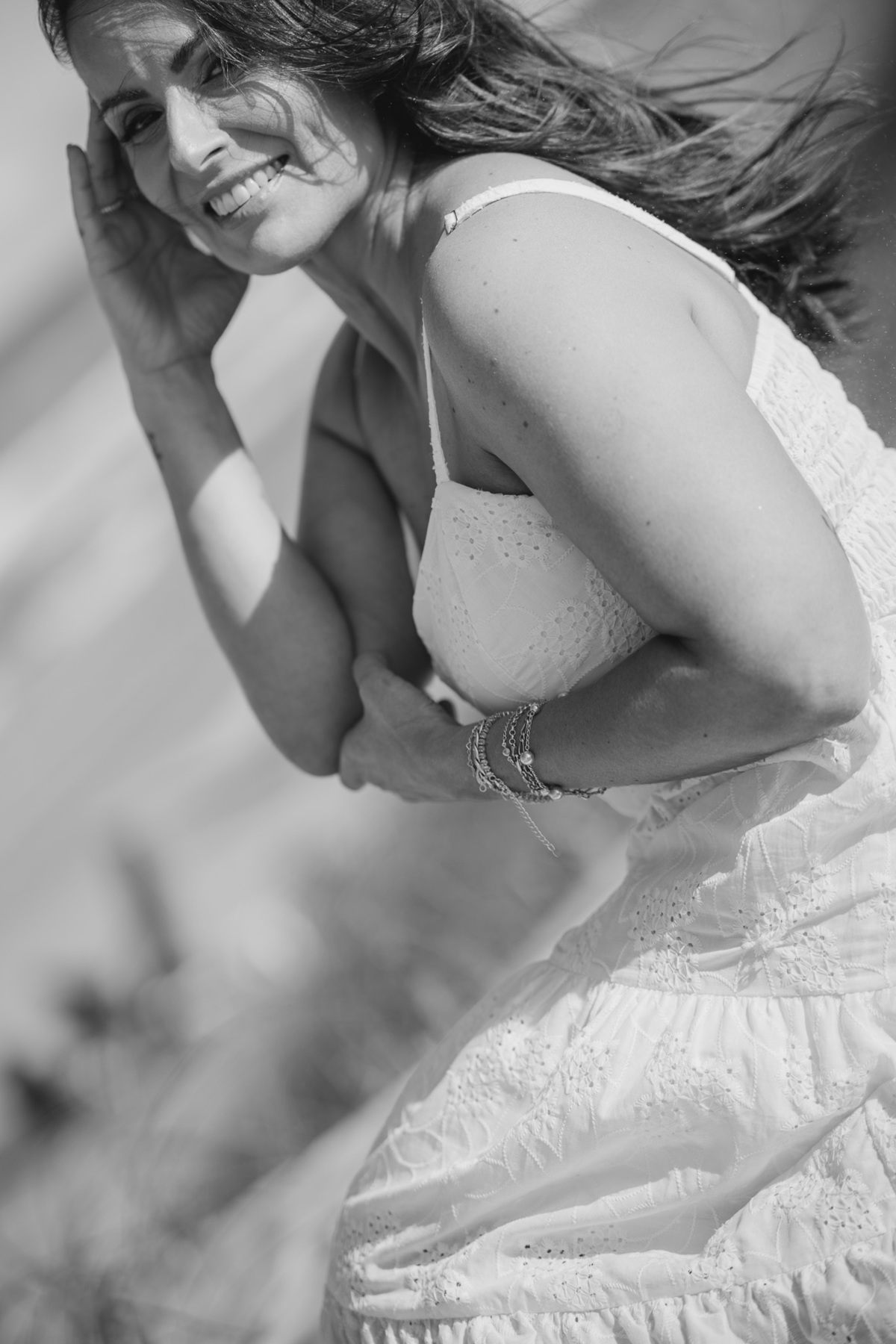 felipe-lopes-fotografia-fotografo-em-osorio-rio-grande-do-sul-ensaio-pessoal-de-aniversario-50-anos-feminino-externo-na-praia-leve-espontaneo-natural-descontraido-natureza-mulher-madura