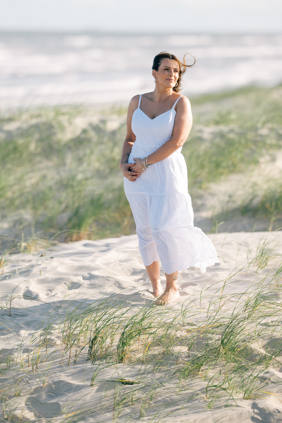 felipe-lopes-fotografia-fotografo-em-osorio-rio-grande-do-sul-ensaio-pessoal-de-aniversario-50-anos-feminino-externo-na-praia-leve-espontaneo-natural-descontraido-natureza-mulher-madura