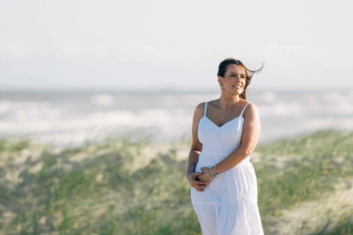 felipe-lopes-fotografia-fotografo-em-osorio-rio-grande-do-sul-ensaio-pessoal-de-aniversario-50-anos-feminino-externo-na-praia-leve-espontaneo-natural-descontraido-natureza-mulher-madura