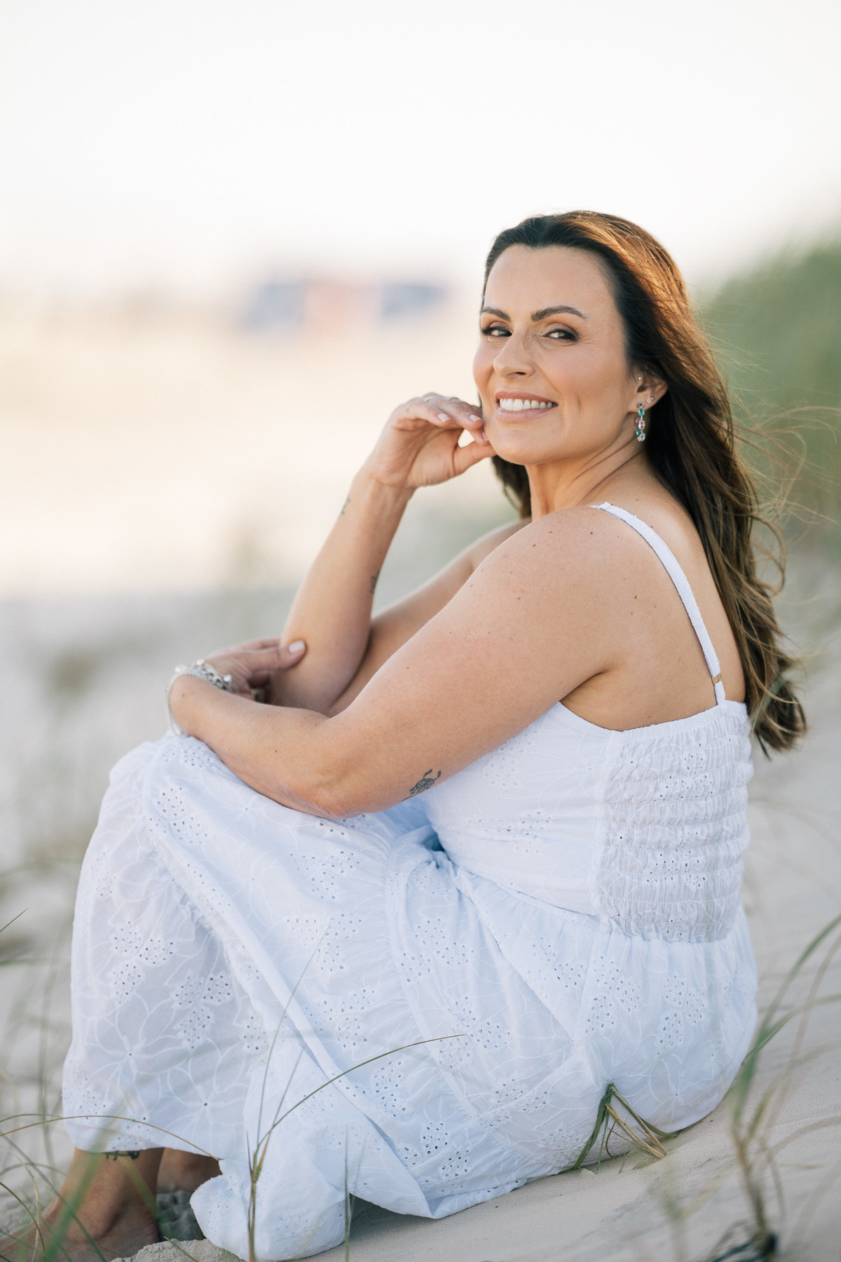 felipe-lopes-fotografia-fotografo-em-osorio-rio-grande-do-sul-ensaio-pessoal-de-aniversario-50-anos-feminino-externo-na-praia-leve-espontaneo-natural-descontraido-natureza-mulher-madura
