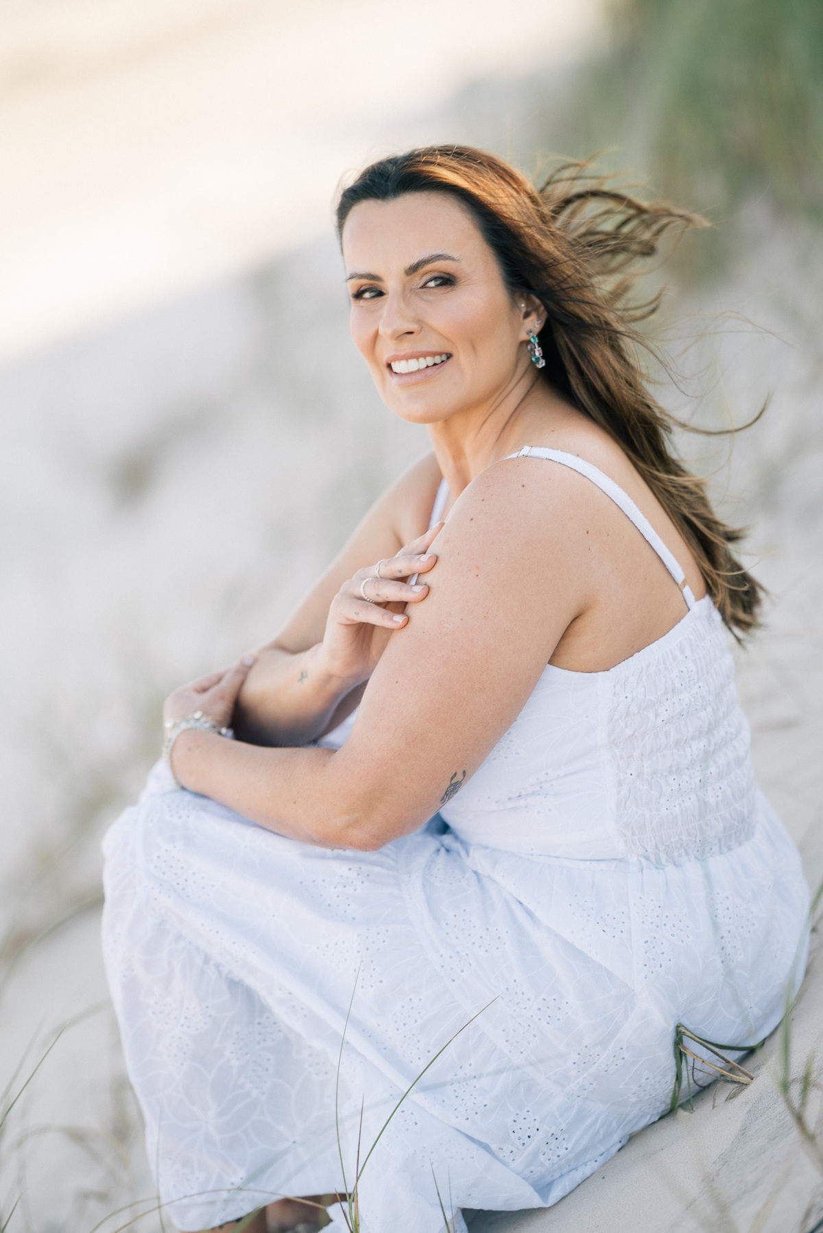 felipe-lopes-fotografia-fotografo-em-osorio-rio-grande-do-sul-ensaio-pessoal-de-aniversario-50-anos-feminino-externo-na-praia-leve-espontaneo-natural-descontraido-natureza-mulher-madura