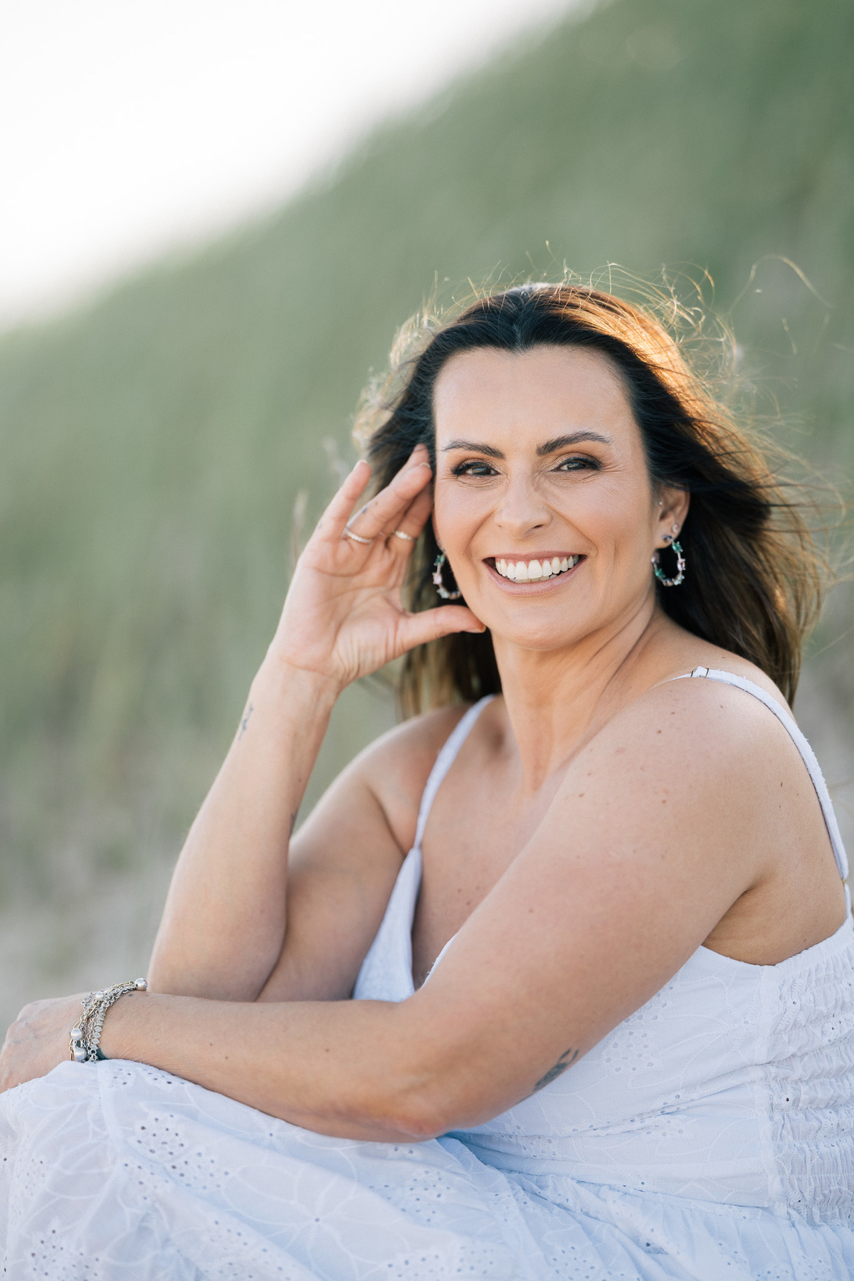 felipe-lopes-fotografia-fotografo-em-osorio-rio-grande-do-sul-ensaio-pessoal-de-aniversario-50-anos-feminino-externo-na-praia-leve-espontaneo-natural-descontraido-natureza-mulher-madura