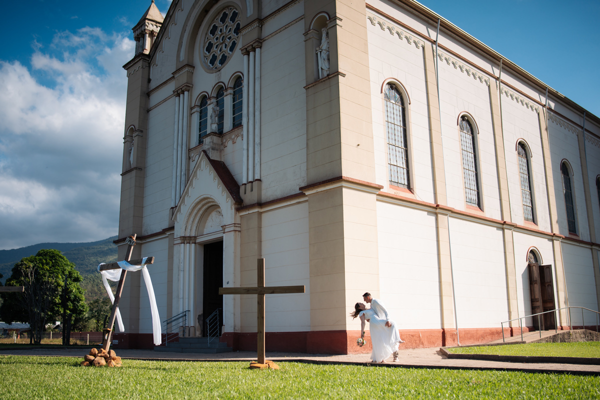 fotografo-em-osorio-litoral-norte-rio-grande-do-sul-felipe-lopes-fotografia-cerimonia-de-casamento-igreja-catolica-noivos-em-maquiné-paroquia-santo-andre-avelino