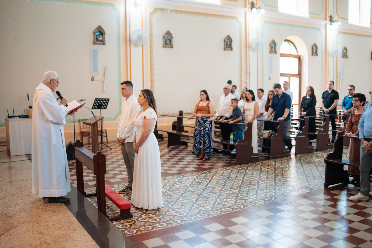 fotografo-em-osorio-litoral-norte-rio-grande-do-sul-felipe-lopes-fotografia-cerimonia-de-casamento-igreja-catolica-noivos-em-maquiné-paroquia-santo-andre-avelino