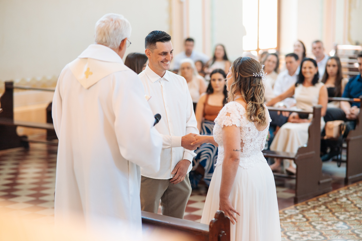 fotografo-em-osorio-litoral-norte-rio-grande-do-sul-felipe-lopes-fotografia-cerimonia-de-casamento-igreja-catolica-noivos-em-maquiné-paroquia-santo-andre-avelino