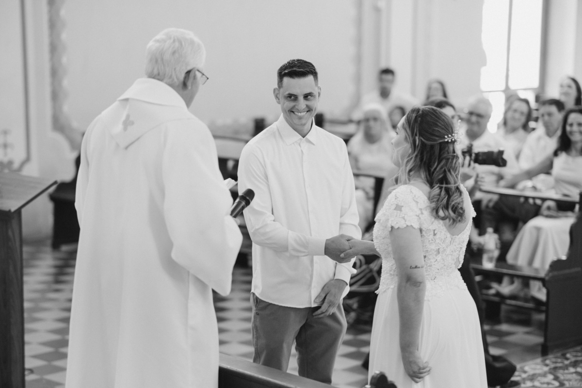 fotografo-em-osorio-litoral-norte-rio-grande-do-sul-felipe-lopes-fotografia-cerimonia-de-casamento-igreja-catolica-noivos-em-maquiné-paroquia-santo-andre-avelino