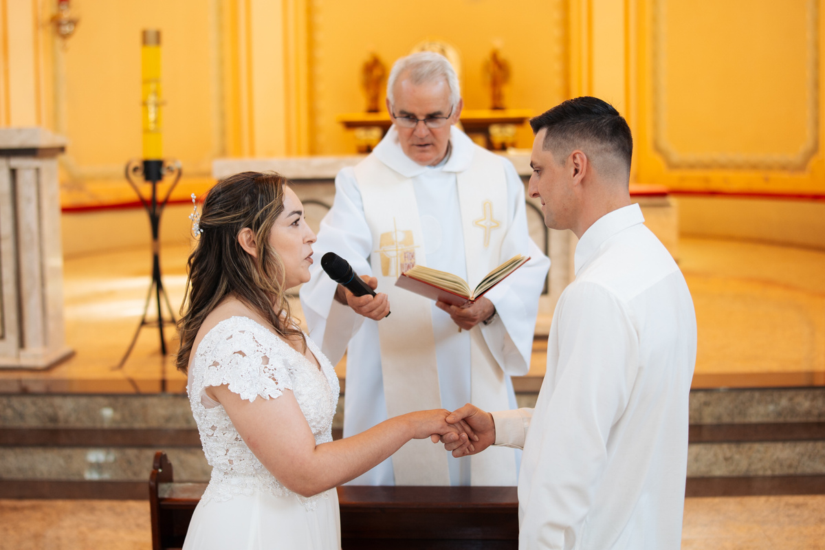 fotografo-em-osorio-litoral-norte-rio-grande-do-sul-felipe-lopes-fotografia-cerimonia-de-casamento-igreja-catolica-noivos-em-maquiné-paroquia-santo-andre-avelino