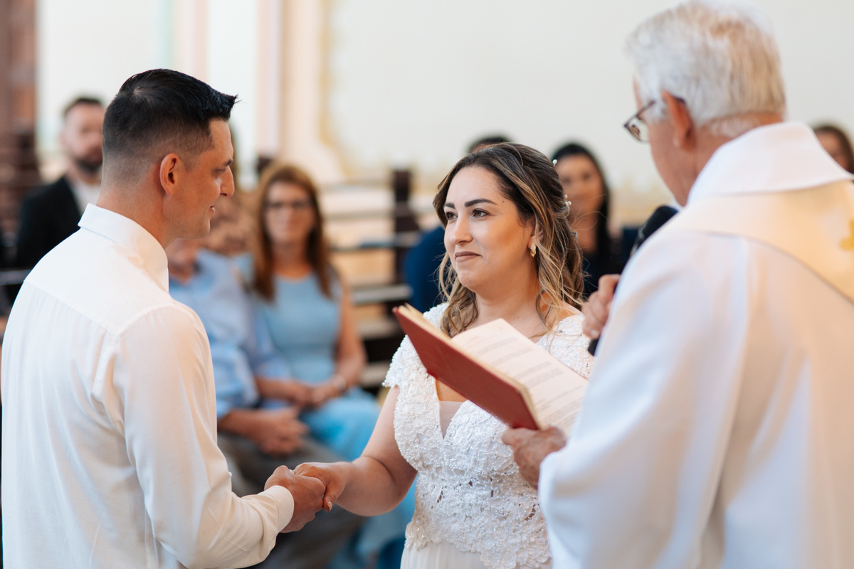 fotografo-em-osorio-litoral-norte-rio-grande-do-sul-felipe-lopes-fotografia-cerimonia-de-casamento-igreja-catolica-noivos-em-maquiné-paroquia-santo-andre-avelino