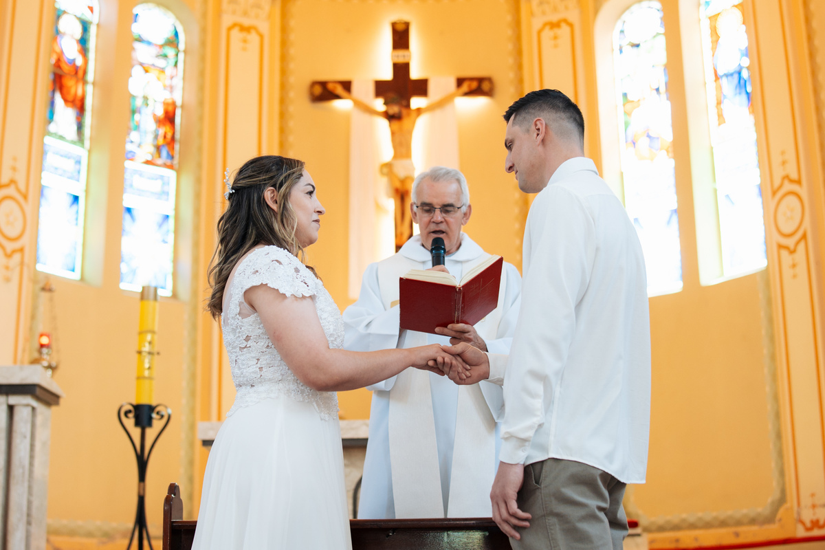 fotografo-em-osorio-litoral-norte-rio-grande-do-sul-felipe-lopes-fotografia-cerimonia-de-casamento-igreja-catolica-noivos-em-maquiné-paroquia-santo-andre-avelino