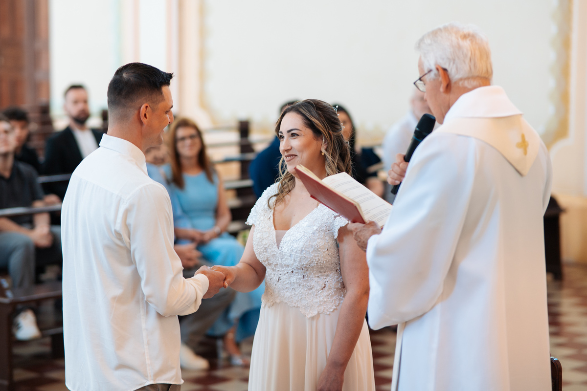 fotografo-em-osorio-litoral-norte-rio-grande-do-sul-felipe-lopes-fotografia-cerimonia-de-casamento-igreja-catolica-noivos-em-maquiné-paroquia-santo-andre-avelino