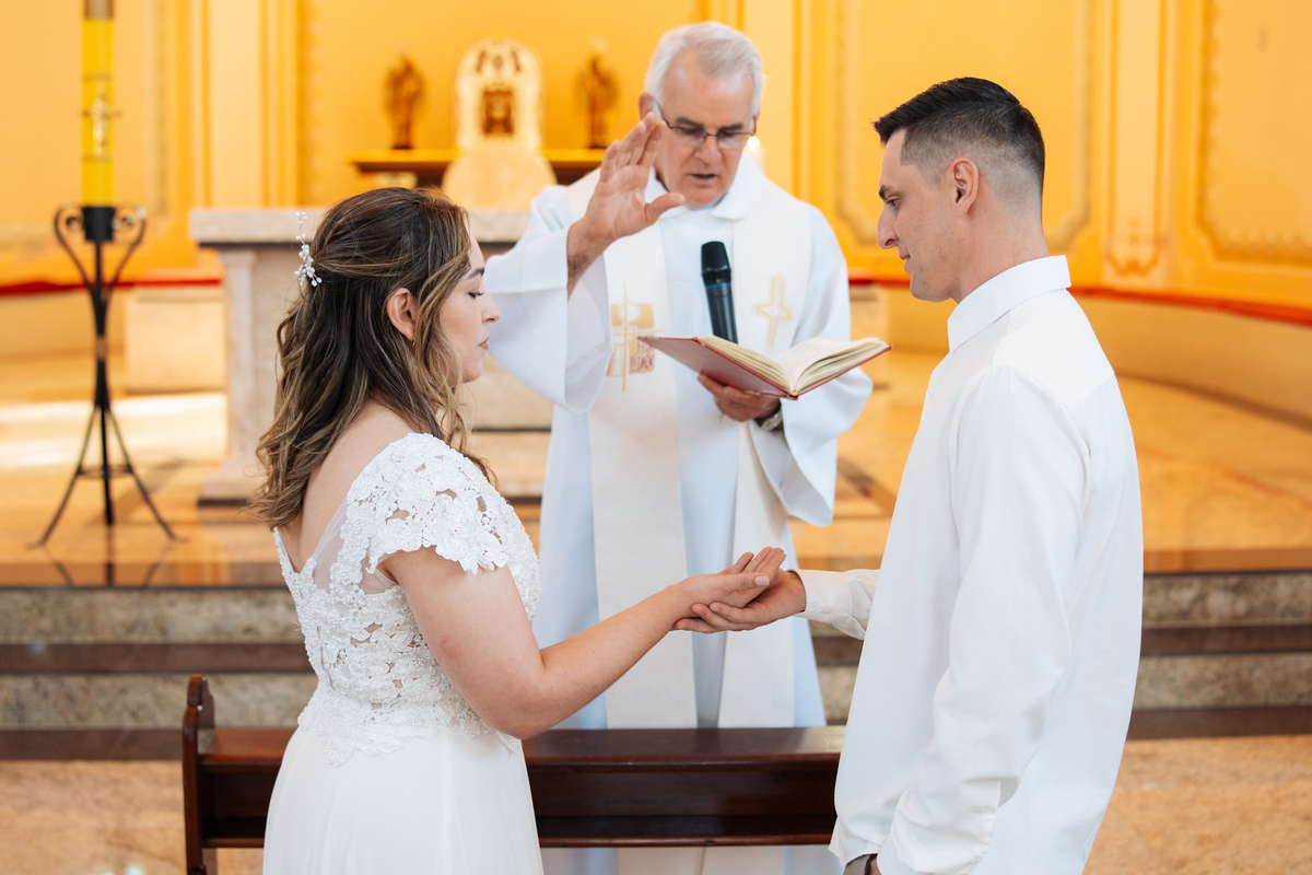 fotografo-em-osorio-litoral-norte-rio-grande-do-sul-felipe-lopes-fotografia-cerimonia-de-casamento-igreja-catolica-noivos-em-maquiné-paroquia-santo-andre-avelino