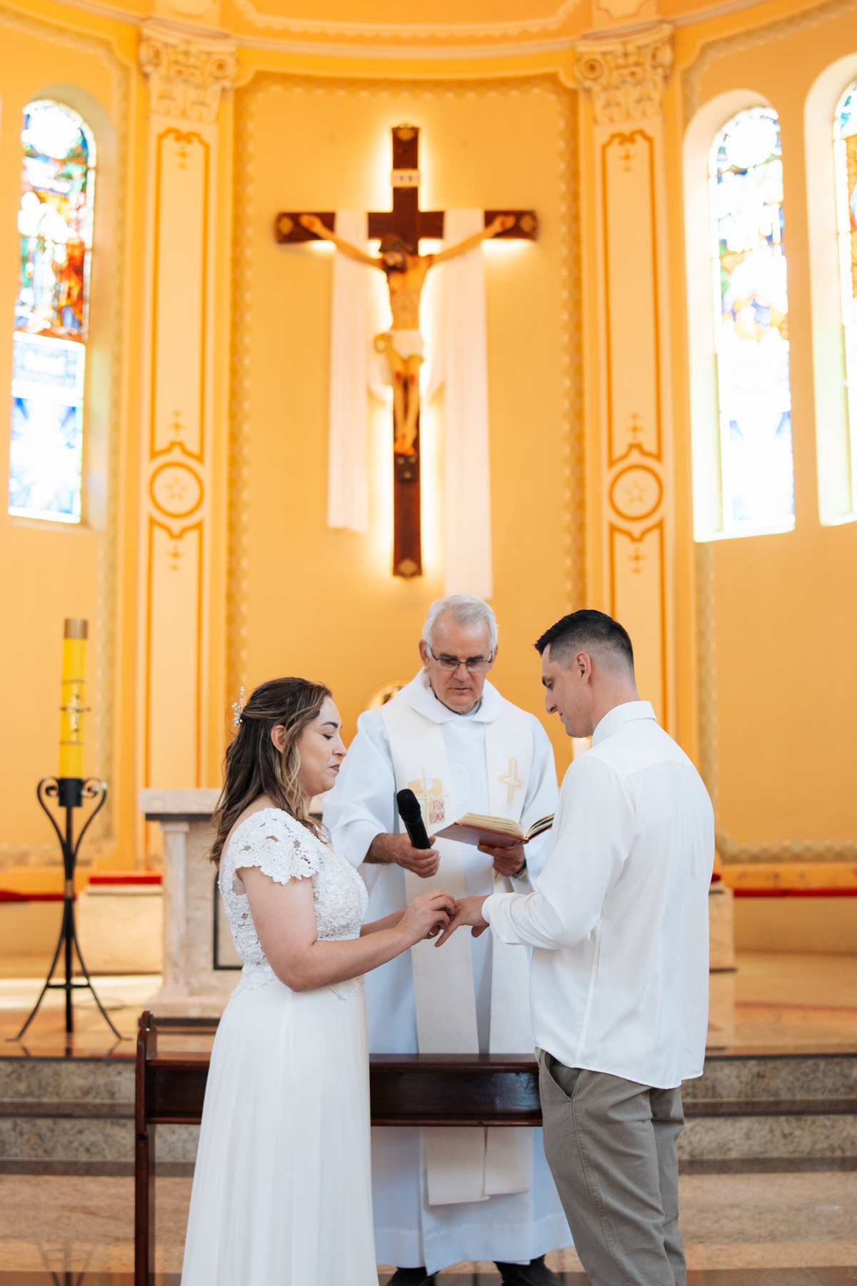 fotografo-em-osorio-litoral-norte-rio-grande-do-sul-felipe-lopes-fotografia-cerimonia-de-casamento-igreja-catolica-noivos-em-maquiné-paroquia-santo-andre-avelino