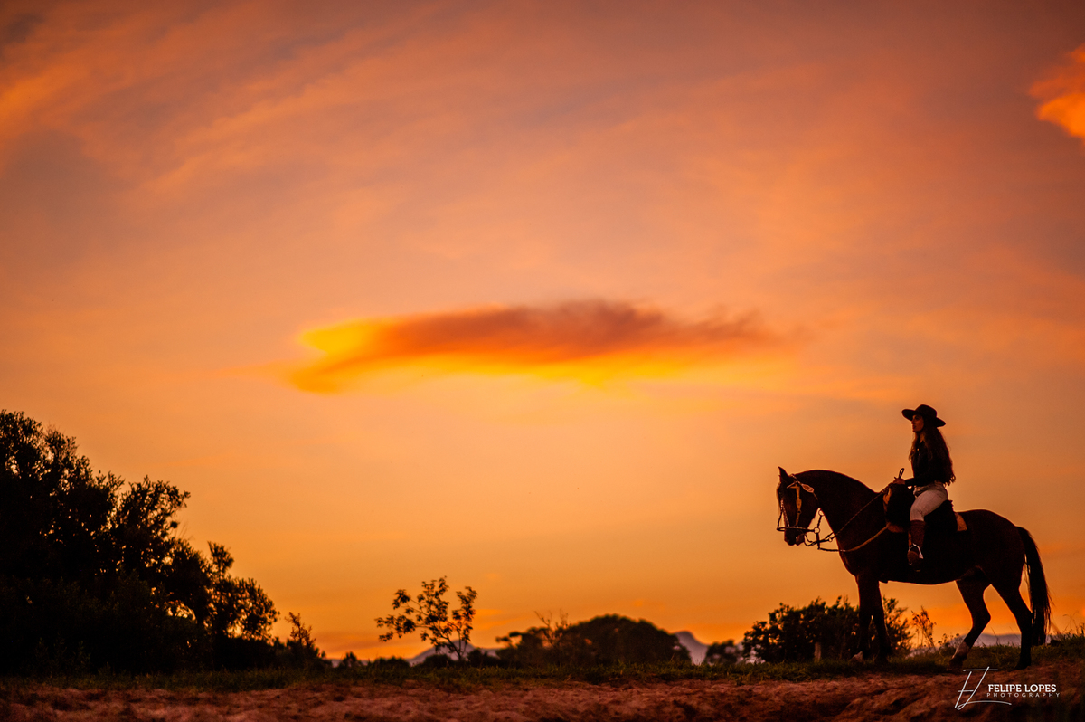 Ensaio Feminino Carolina Lessa, Fotos Campeiras ao pôr do sol.