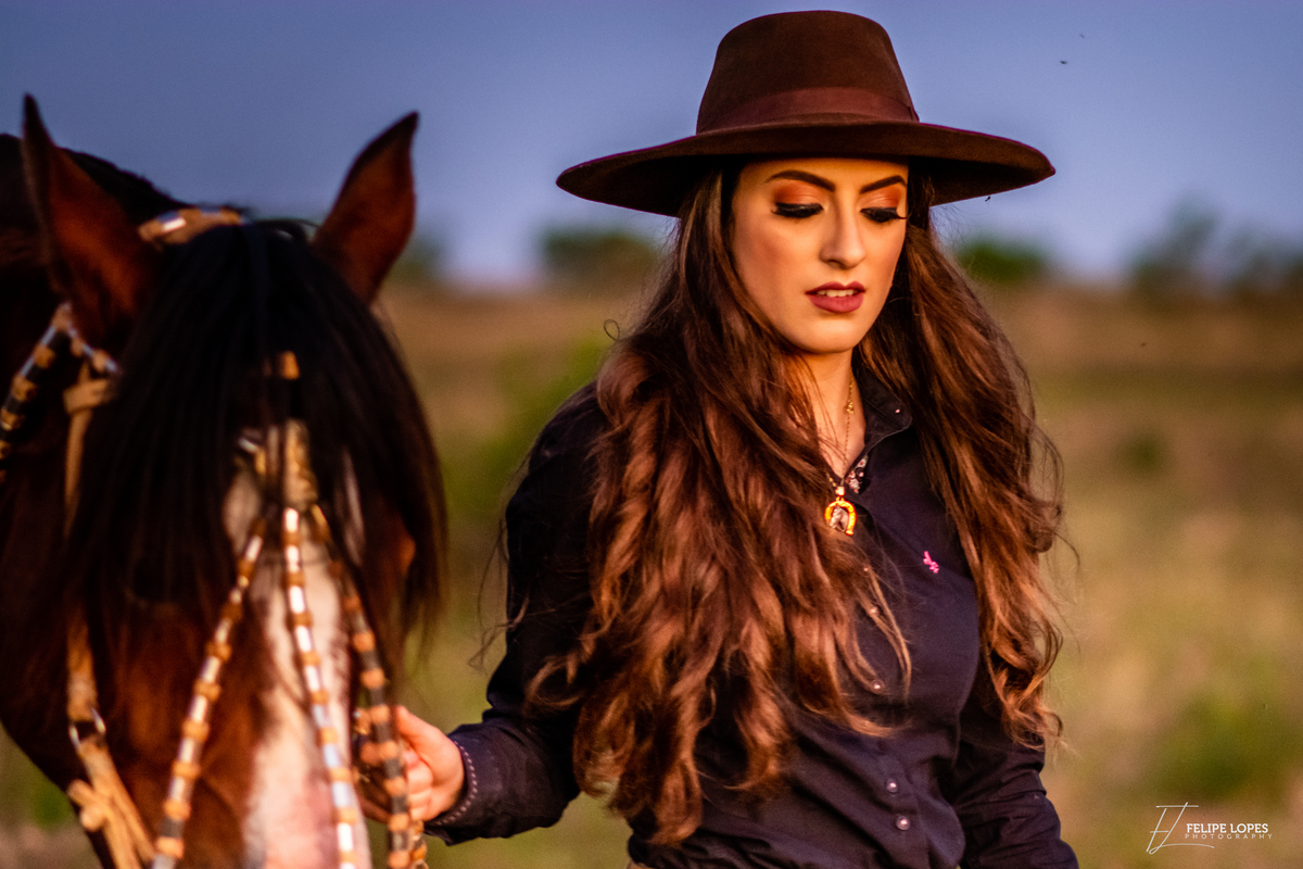 Ensaio Feminino Carolina Lessa, Fotos Campeiras ao pôr do sol.