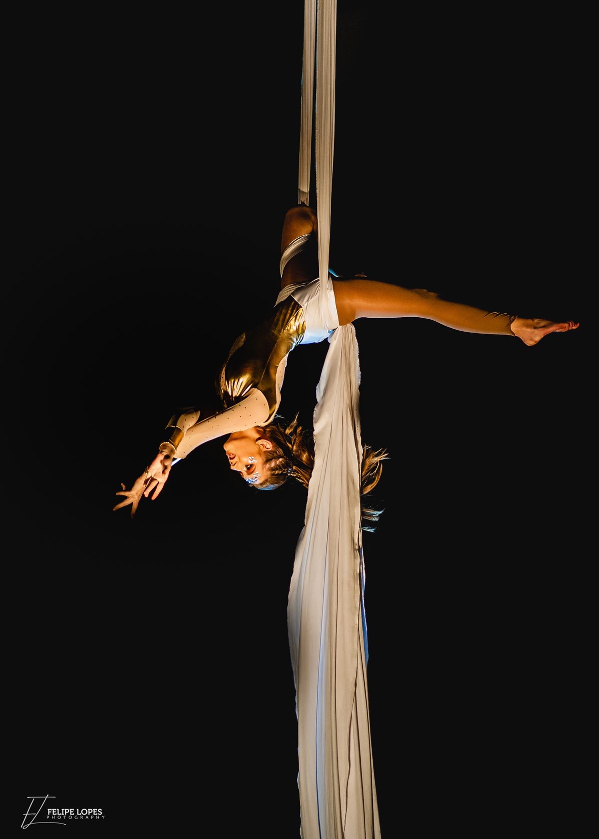 Lana  Fetter - Espetáculo Devika
Dança em Tecidos Acrobáticos