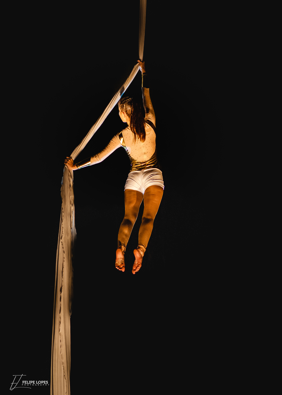 Lana  Fetter - Espetáculo Devika
Dança em Tecidos Acrobáticos